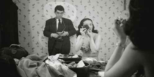 Stanley Kubrick tomando una foto frente a un espejo